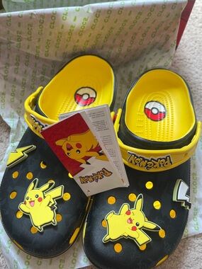 Women Crocs x Pokemon Pikachu Classic Clog Size W8 Limited Edition Glow in dark
